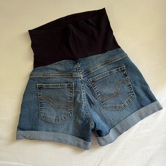 Levi’s Maternity Shorts - Picture 2 of 4